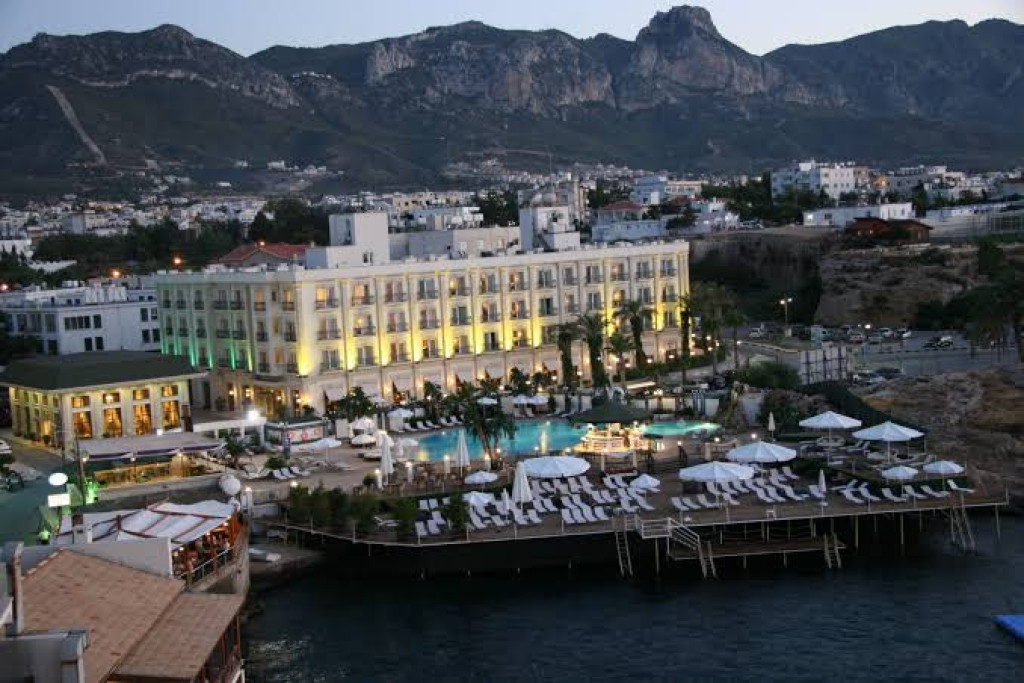 Rocks Hotel & Casino0